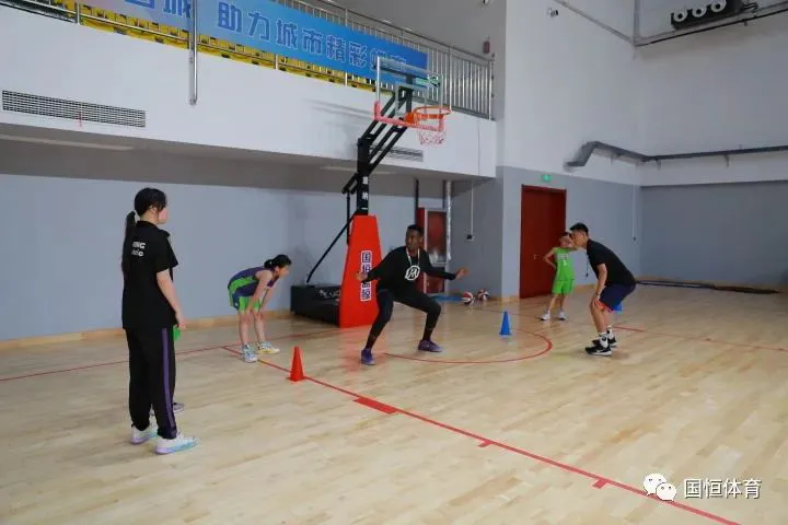 如何在篮球训练营中改善比赛策略?_1